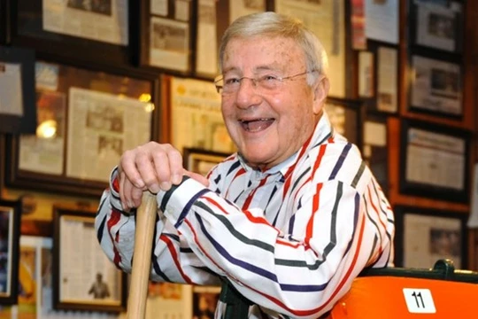 Ông Charles Brotman, xướng ngôn viên trong lễ nhậm chức của 11 đời tổng thống Mỹ. Ảnh: CNN.