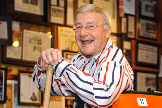 Ông Charles Brotman, xướng ngôn viên trong lễ nhậm chức của 11 đời tổng thống Mỹ. Ảnh: CNN.