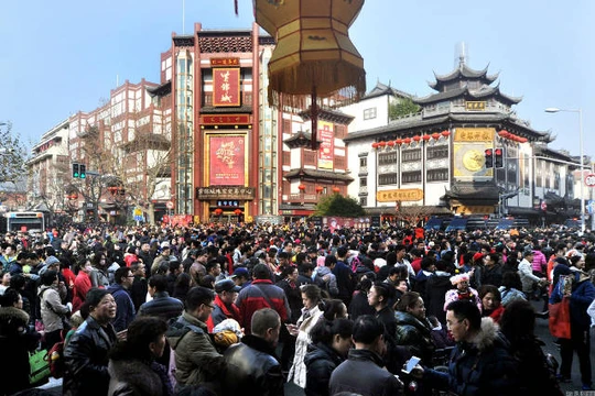 Người dân Trung Quốc vui chơi đón tết ở Thượng Hải.