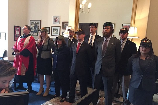 Các cựu binh Mỹ tràn vào phòng ông McCain để phản đối bổ nhiệm ông Tillerson