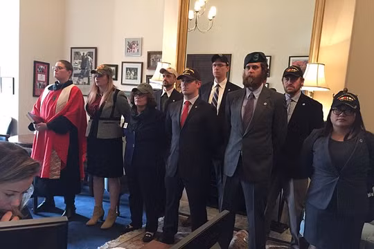 Các cựu binh Mỹ tràn vào phòng ông McCain để phản đối bổ nhiệm ông Tillerson