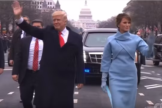  Ông Trump cùng vợ đi bộ chào dân Mỹ trên Đại lộ Pennsylvania