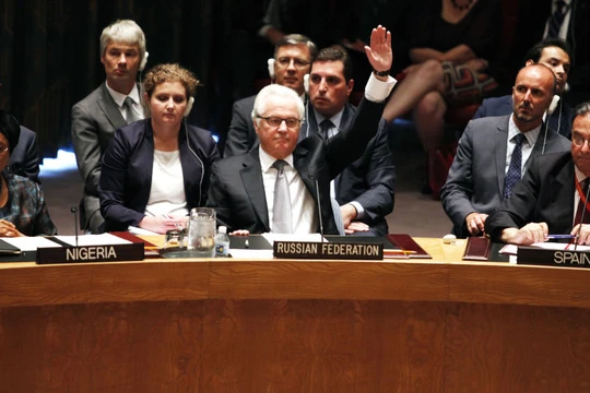 Đại sứ thường trực Nga tại LHQ Vitaly Churkin (ảnh giữa) lúc còn sống.