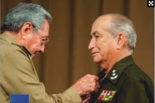 Chủ tịch Cuba Raul Castro (trái) và Bộ trưởng Nội vụ Fernandez Gondin. (Nguồn: Reuters)