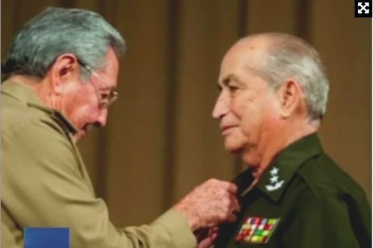 Chủ tịch Cuba Raul Castro (trái) và Bộ trưởng Nội vụ Fernandez Gondin. (Nguồn: Reuters)