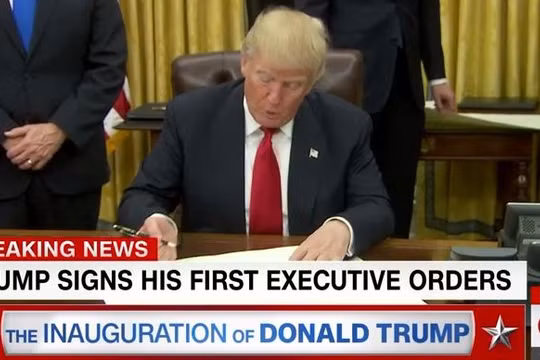 Ông Donald Trump ký lệnh xét lại chương trình Obamacare.