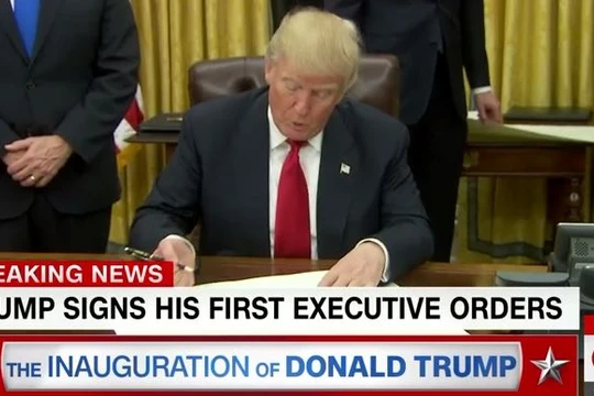 Ông Donald Trump ký lệnh xét lại chương trình Obamacare.