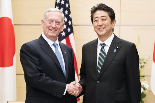 Bộ trưởng quốc phòng Mỹ và Thủ tướng Nhật Bản.