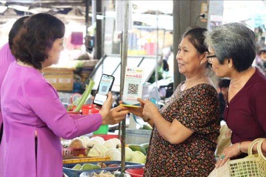 Tiểu thương chợ truyền thống được hướng dẫn các bước cụ thể trong hành trình chuyển đổi số.