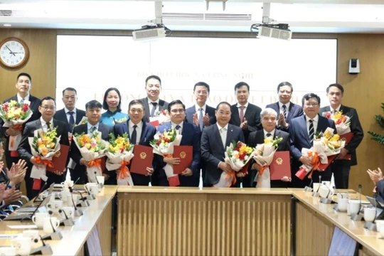 Bộ trưởng Nguyễn Mạnh Hùng đã trao quyết định, tặng hoa và gửi lời chúc mừng đến các cán bộ được nhận quyết định.