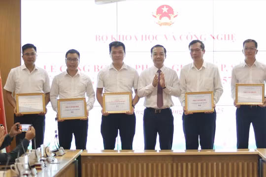 Thứ trưởng Phạm Đức Long trao kỷ niệm chương cho 5 doanh nghiệp có sản phẩm, giải pháp được công bố.