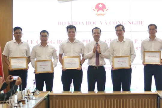 Thứ trưởng Phạm Đức Long trao kỷ niệm chương cho 5 doanh nghiệp có sản phẩm, giải pháp được công bố.