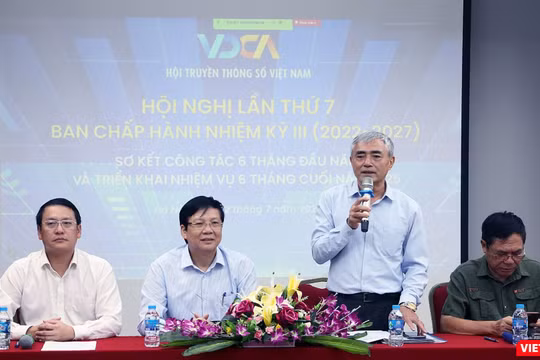 Chủ tịch Nguyễn Minh Hồng (đứng), Phó Chủ tịch kiêm Tổng Thư ký Vũ Kiêm Văn (trái), Phó Chủ tịch Hồ Quang Lợi (thứ hai, trái sang) và Phó Chủ tịch Lê Đức Sảo chủ trì Hội nghị.