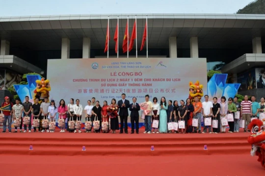 Lãnh đạo tỉnh Lạng Sơn (Việt Nam) và lãnh đạo thị Bằng Tường, Quảng Tây (Trung Quốc) tặng hoa, quà lưu niệm cho đoàn khách Việt Nam và Trung Quốc đầu tiên tham gia chương trình. Ảnh: LMV.