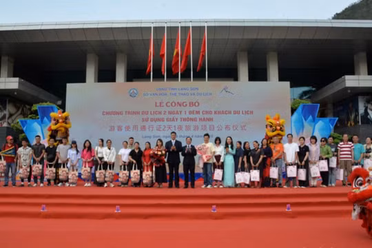 Lãnh đạo tỉnh Lạng Sơn (Việt Nam) và lãnh đạo thị Bằng Tường, Quảng Tây (Trung Quốc) tặng hoa, quà lưu niệm cho đoàn khách Việt Nam và Trung Quốc đầu tiên tham gia chương trình. Ảnh: LMV.