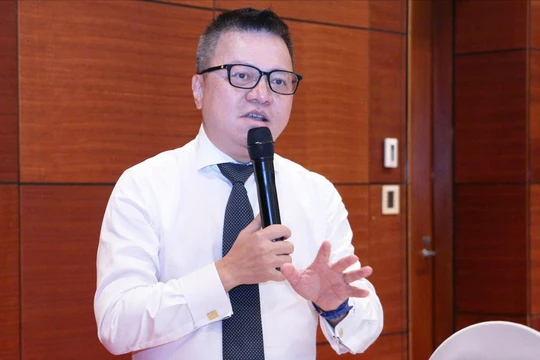 Ông Lê Quốc Minh cảnh báo rằng nếu báo chí suy yếu hoặc biến mất thì chính doanh nghiệp sẽ chịu thiệt hại.