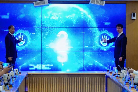 Lãnh đạo Bộ Khoa học và Công nghệ và Liên đoàn Thương mại và Công nghiệp Việt Nam thực hiện nghi thức phát động giải thưởng “Sản phẩm công nghệ số Make in Viet Nam” năm 2025.