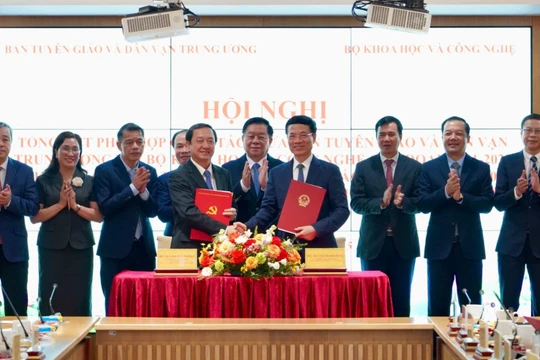 Trưởng Ban Tuyên giáo và Dân vận Trung ương Nguyễn Trọng Nghĩa chứng kiến Phó Trưởng Ban Tuyên giáo và Dân vận Trung ương Huỳnh Thành Đạt và Bộ trưởng Bộ Khoa học và Công nghệ Nguyễn Mạnh Hùng ký kết phối hợp công tác.