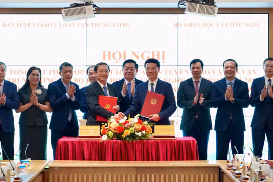 Trưởng Ban Tuyên giáo và Dân vận Trung ương Nguyễn Trọng Nghĩa chứng kiến Phó Trưởng Ban Tuyên giáo và Dân vận Trung ương Huỳnh Thành Đạt và Bộ trưởng Bộ Khoa học và Công nghệ Nguyễn Mạnh Hùng ký kết phối hợp công tác.