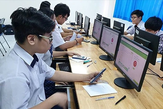 Hệ thống đề thi thử giúp học sinh làm quen với dạng thức mới, phát hiện ra điểm yếu của mình để có định hướng ôn tập.