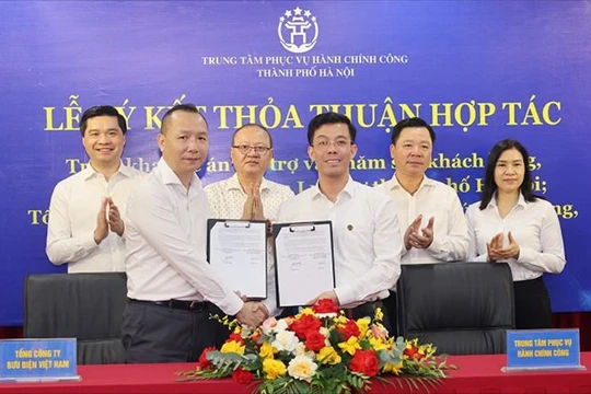 Đại diện Tổng công ty Bưu điện Việt Nam và Trung tâm phục vụ Hành chính công TP. Hà Nội ký kết thỏa thuận hợp tác triển khai cung ứng nhân lực hỗ trợ người dân thực hiện thủ tục hành chính.