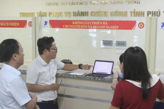 Ông Ngô Minh Phước, Phó Giám đốc Trung tâm Công nghệ thông tin, Bộ KH&CN trao đổi với cán bộ tại Trung tâm phục vụ hành chính công tỉnh Phú Thọ.