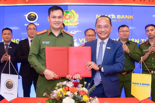 Phó tổng giám đốc Nam A Bank Nguyễn Vĩnh Tuyên (phải) và Thiếu tá Phan Đức Hiệp - Phó Giám đốc Trung tâm RAR ký hợp tác xác thực điện tử qua VNeID.