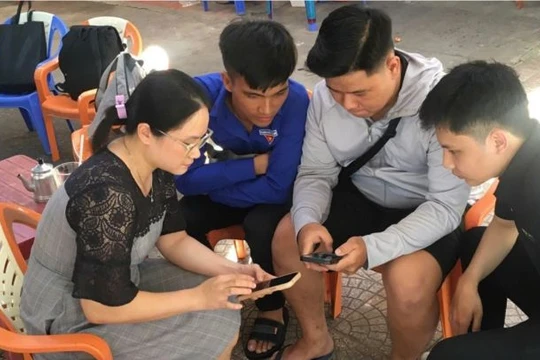 Tổ Công nghệ số cộng đồng giúp các hộ kinh doanh đăng ký nhanh chóng và vận hành dịch vụ số như website, email gắn với tên miền quốc gia .vn. Ảnh: VNNIC.