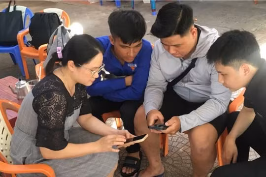 Tổ Công nghệ số cộng đồng giúp các hộ kinh doanh đăng ký nhanh chóng và vận hành dịch vụ số như website, email gắn với tên miền quốc gia .vn. Ảnh: VNNIC.