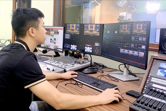 Phóng viên ứng dụng công nghệ trường quay ảo vào sản xuất chương trình truyền hình.