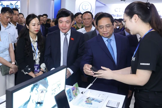 Thủ tướng Phạm Minh Chính cùng các lãnh đạo bộ ngành tham quan gian hàng trưng bày sản phẩm đổi mới sáng tạo của các doanh nghiệp tại Trung tâm Đổi mới sáng tạo Quốc gia.