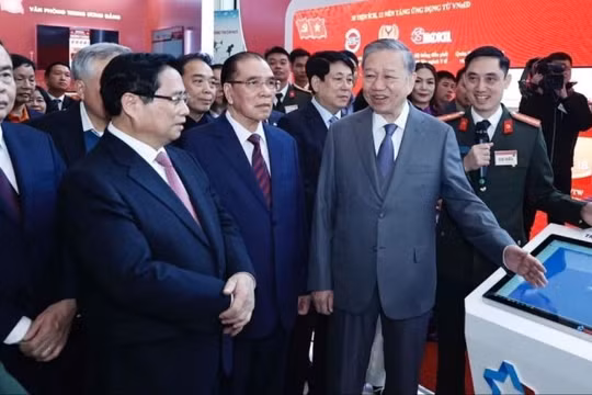 Tổng Bí thư Tô Lâm cùng các lãnh đạo Đảng, Nhà nước tham quan các gian hàng giới thiệu các sản phẩm, dịch vụ, giải pháp khoa học-công nghệ tại Hội nghị toàn quốc về đột phá phát triển khoa học, công nghệ, đổi mới sáng tạo và chuyển đổi số quốc gia (13/1/2025).