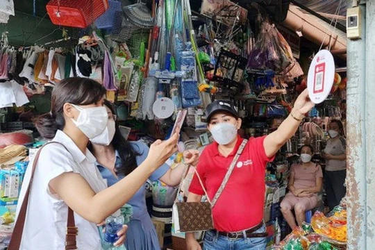 Bà con tiểu thương được đào tạo về công nghệ số để bắt kịp xu thế tiêu dùng và mở rộng mạng lưới tiêu thụ sản phẩm, nhất là các đặc sản địa phương.