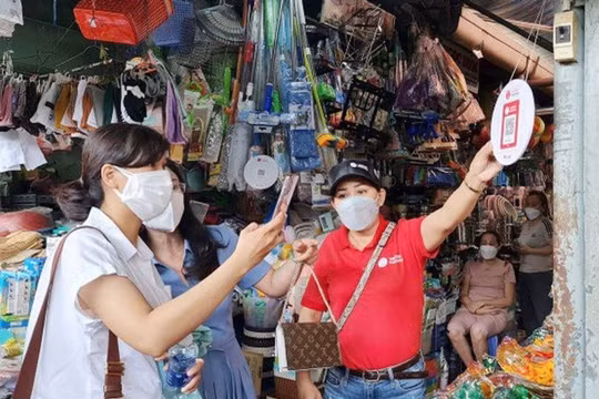 Bà con tiểu thương được đào tạo về công nghệ số để bắt kịp xu thế tiêu dùng và mở rộng mạng lưới tiêu thụ sản phẩm, nhất là các đặc sản địa phương.