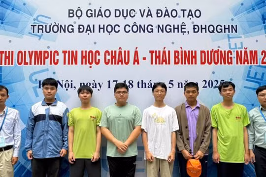 Các thành viên Đội tuyển Olympic Tin học quốc gia Việt Nam. Ảnh: MOET