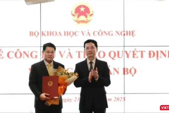 Bộ trưởng Nguyễn Mạnh Hùng trao quyết định bổ nhiệm Chủ tịch Hội đồng thành viên Tổng công ty Bưu điện Việt Nam cho ông Nguyễn Trường Giang. Ảnh: Linh Phan.