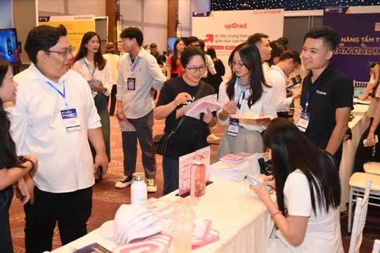 GrowthVerse Summit 2025 ghi nhận sự tham gia của hàng trăm đại diện doanh nghiệp, chuyên gia, và nhà lãnh đạo trong hành trình cùng nhau tìm kiếm giải pháp tăng trưởng bền vững. 