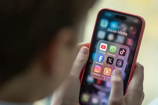 Cộng đồng Facebook Việt Nam đang dậy sóng vì hàng loạt hội nhóm (group) và trang fanpage lớn trên Facebook bất ngờ “biến mất” hoặc bị vô hiệu hóa.