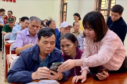 Người dân tham gia phong trào "Bình dân học vụ số" để nắm bắt và làm chủ công nghệ số, từ đó tham gia sâu hơn vào nền kinh tế số, xã hội số.