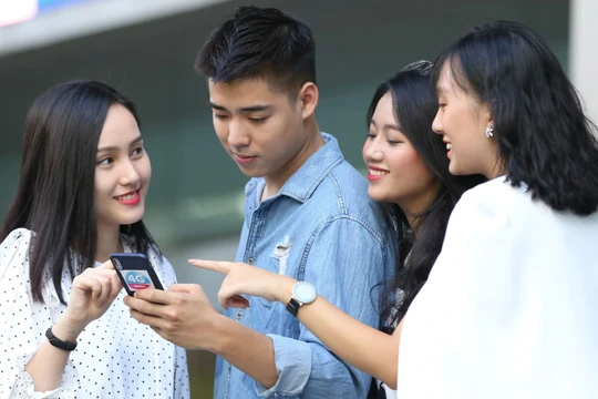 Zalo, Facebook Messenger, Viber... dần chiếm chỗ dịch vụ thoại, SMS truyền thống. Ảnh minh hoạ.