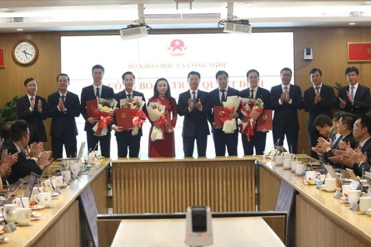 Bộ trưởng Nguyễn Mạnh Hùng, các Thứ trưởng tặng hoa và chúc mừng các cán bộ được bổ nhiệm. Ảnh: Bộ KH&CN.