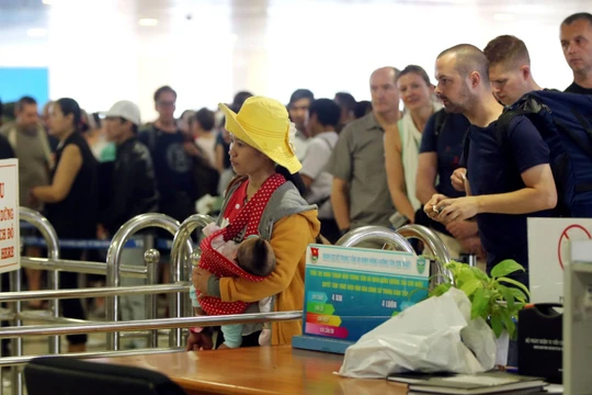 Lượng hành khách tại các cảng hàng không, sân bay tăng rất cao dịp Tết Nguyên đán.