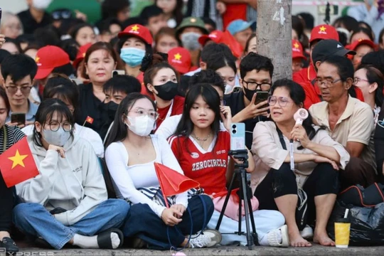 Các bạn trẻ sẵn sàng đi sớm, chọn chỗ đẹp để livestream những hình ảnh ấn tượng về lễ kỷ niệm 50 năm thống nhất đất nước.