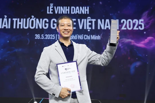 Ông Lã Xuân Thắng đại diện VNGGames nhận giải Nhà phát hành game xuất sắc 3 năm liên tiếp. Ảnh: VNG.