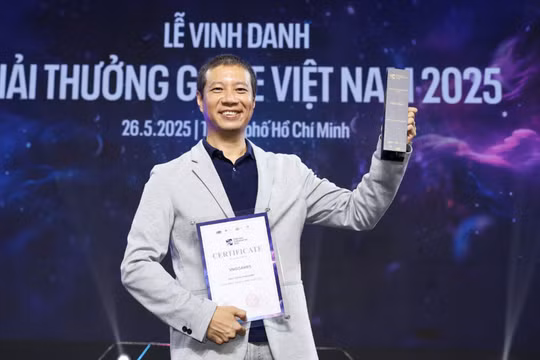 Ông Lã Xuân Thắng đại diện VNGGames nhận giải Nhà phát hành game xuất sắc 3 năm liên tiếp. Ảnh: VNG.