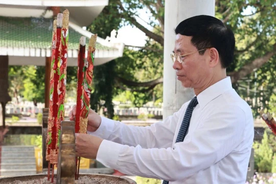 Bộ trưởng Bộ Khoa học và Công nghệ Nguyễn Mạnh Hùng dâng hương tại Đài tưởng niệm Nghĩa trang liệt sĩ ngành Thông tin và Giao bưu “R”