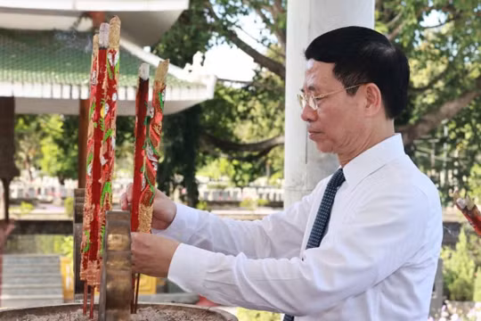 Bộ trưởng Bộ Khoa học và Công nghệ Nguyễn Mạnh Hùng dâng hương tại Đài tưởng niệm Nghĩa trang liệt sĩ ngành Thông tin và Giao bưu “R”