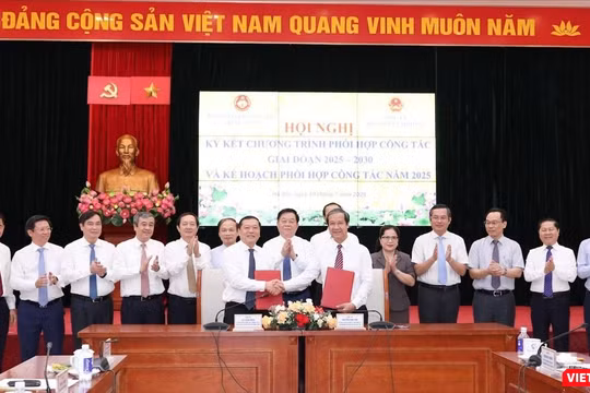 Phó trưởng Ban Thường trực Ban Tuyên giáo và Dân vận Trung ương Lại Xuân Môn và Bộ trưởng Bộ GD&ĐT Nguyễn Kim Sơn đại diện hai cơ quan ký kết Chương trình phối hợp công tác giai đoạn 2025 - 2030. Ảnh: Trần Hiệp/moet.gov.vn.