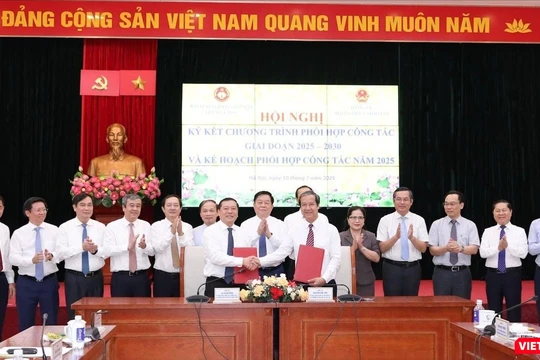 Phó trưởng Ban Thường trực Ban Tuyên giáo và Dân vận Trung ương Lại Xuân Môn và Bộ trưởng Bộ GD&ĐT Nguyễn Kim Sơn đại diện hai cơ quan ký kết Chương trình phối hợp công tác giai đoạn 2025 - 2030. Ảnh: Trần Hiệp/moet.gov.vn.