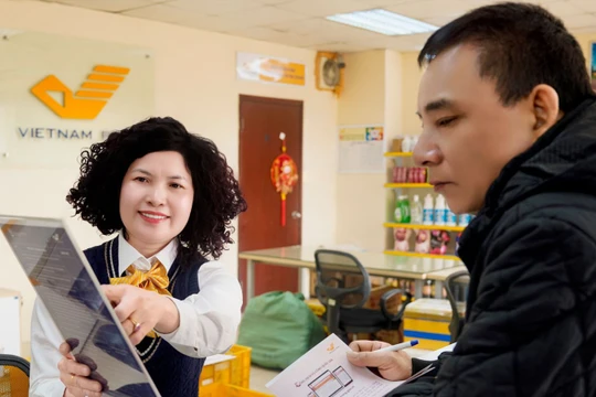 Người dân thực hiện thủ tục hành chính tại đại lý dịch vụ công trực tuyến.